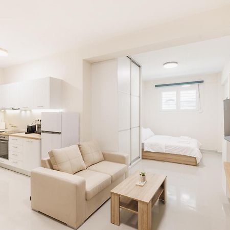 Fully Renovated Luxurious Semi-Basement Studio Athena Bagian luar foto