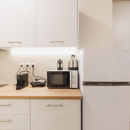 Fully Renovated Luxurious Semi-Basement Studio Athena Bagian luar foto