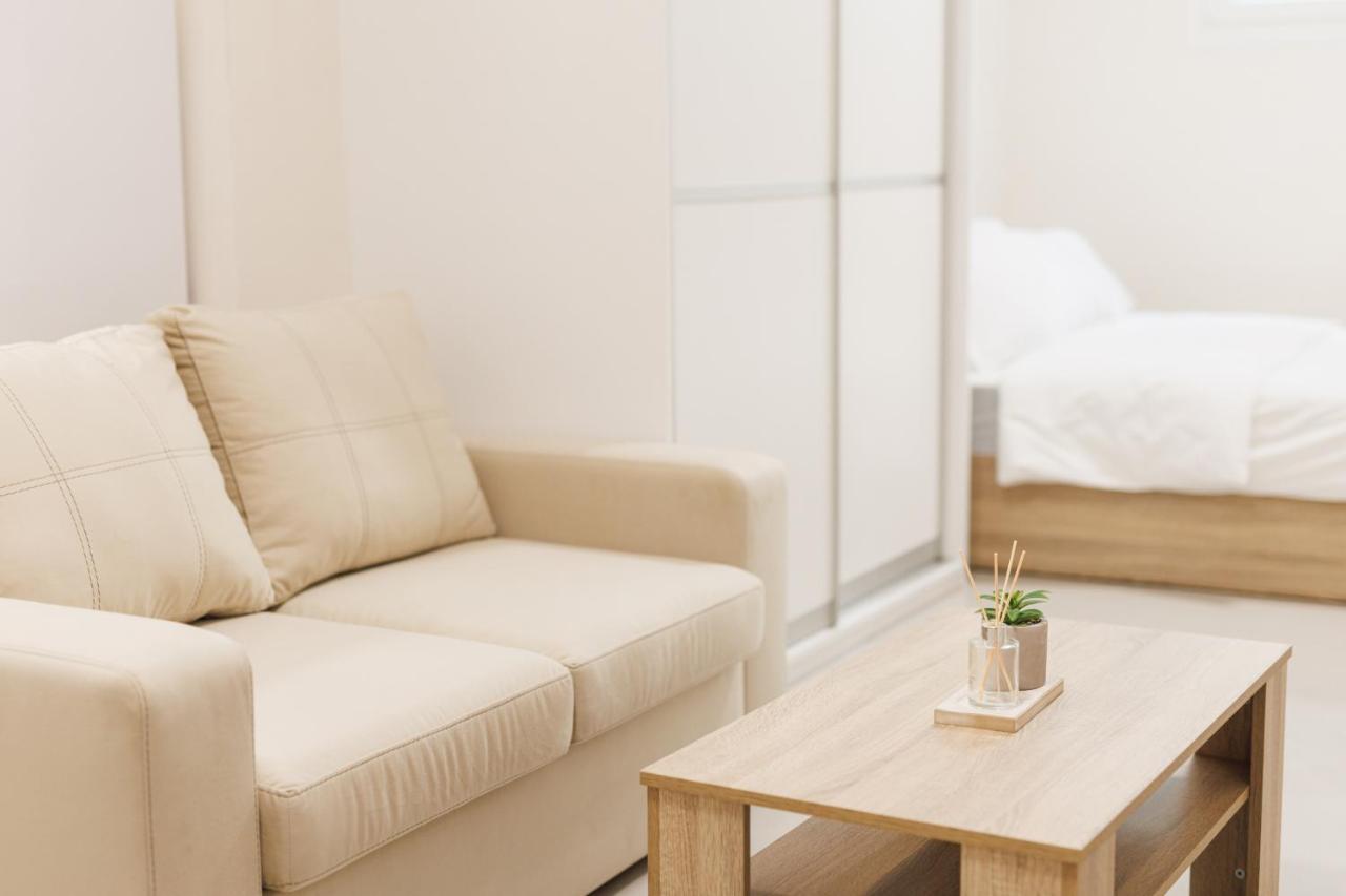 Fully Renovated Luxurious Semi-Basement Studio Athena Bagian luar foto