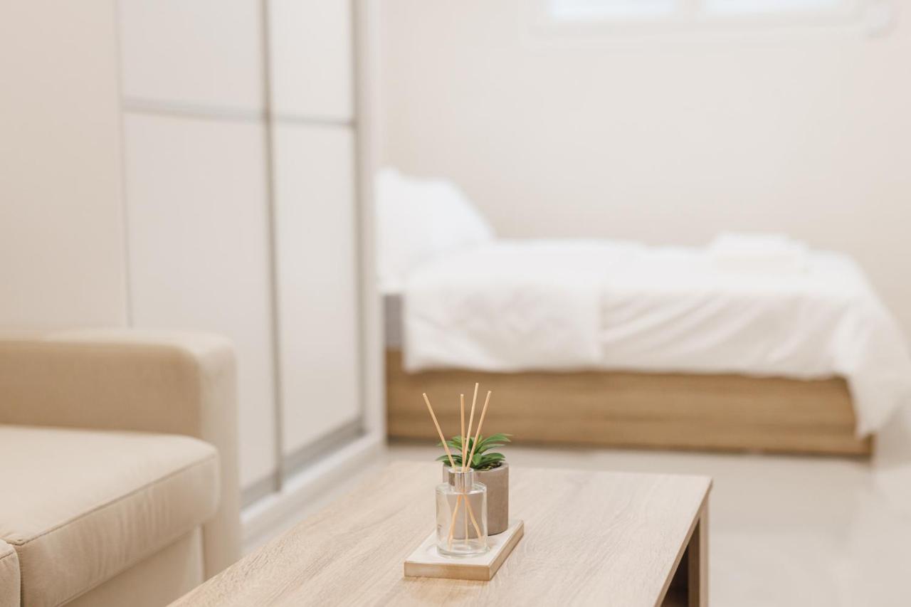 Fully Renovated Luxurious Semi-Basement Studio Athena Bagian luar foto