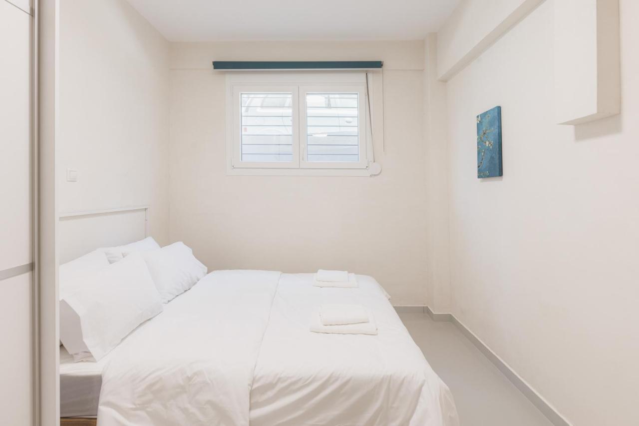 Fully Renovated Luxurious Semi-Basement Studio Athena Bagian luar foto