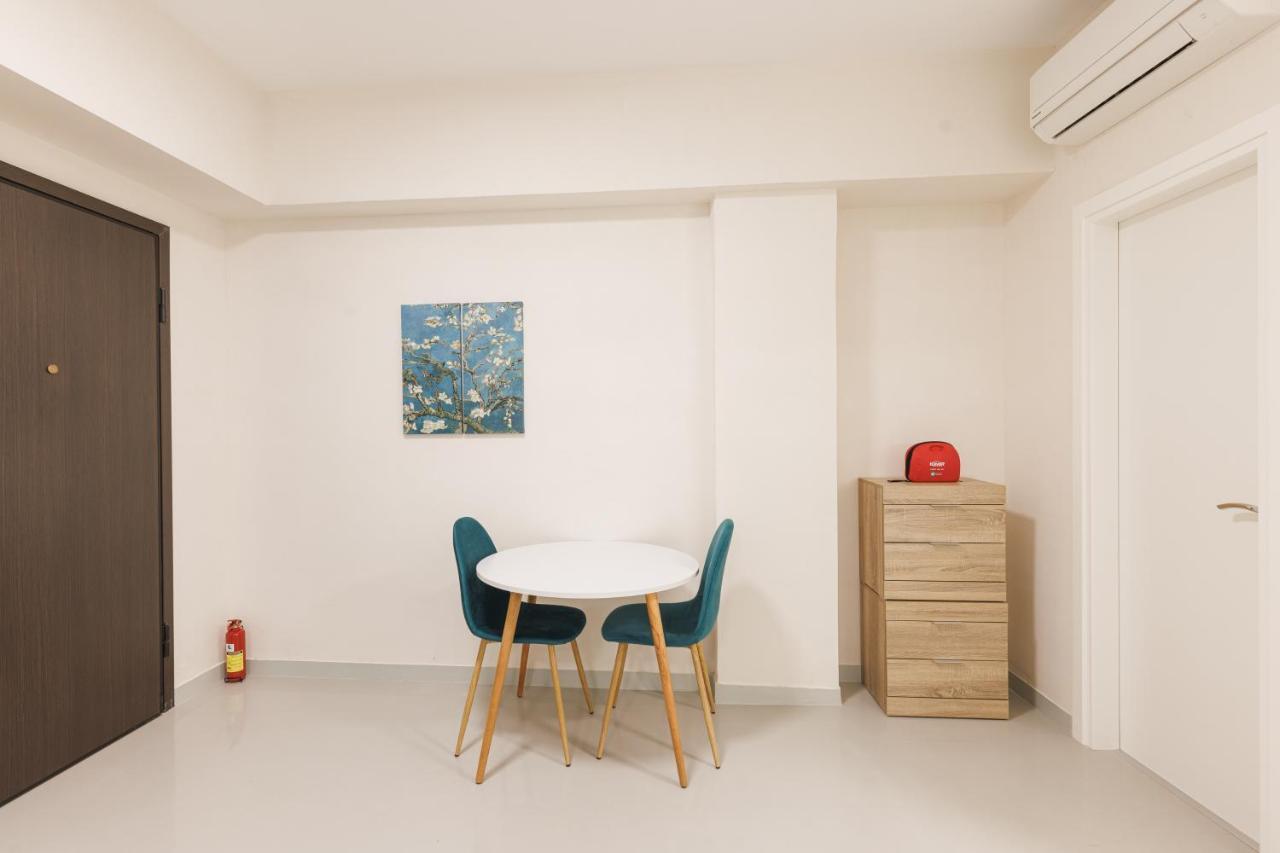 Fully Renovated Luxurious Semi-Basement Studio Athena Bagian luar foto
