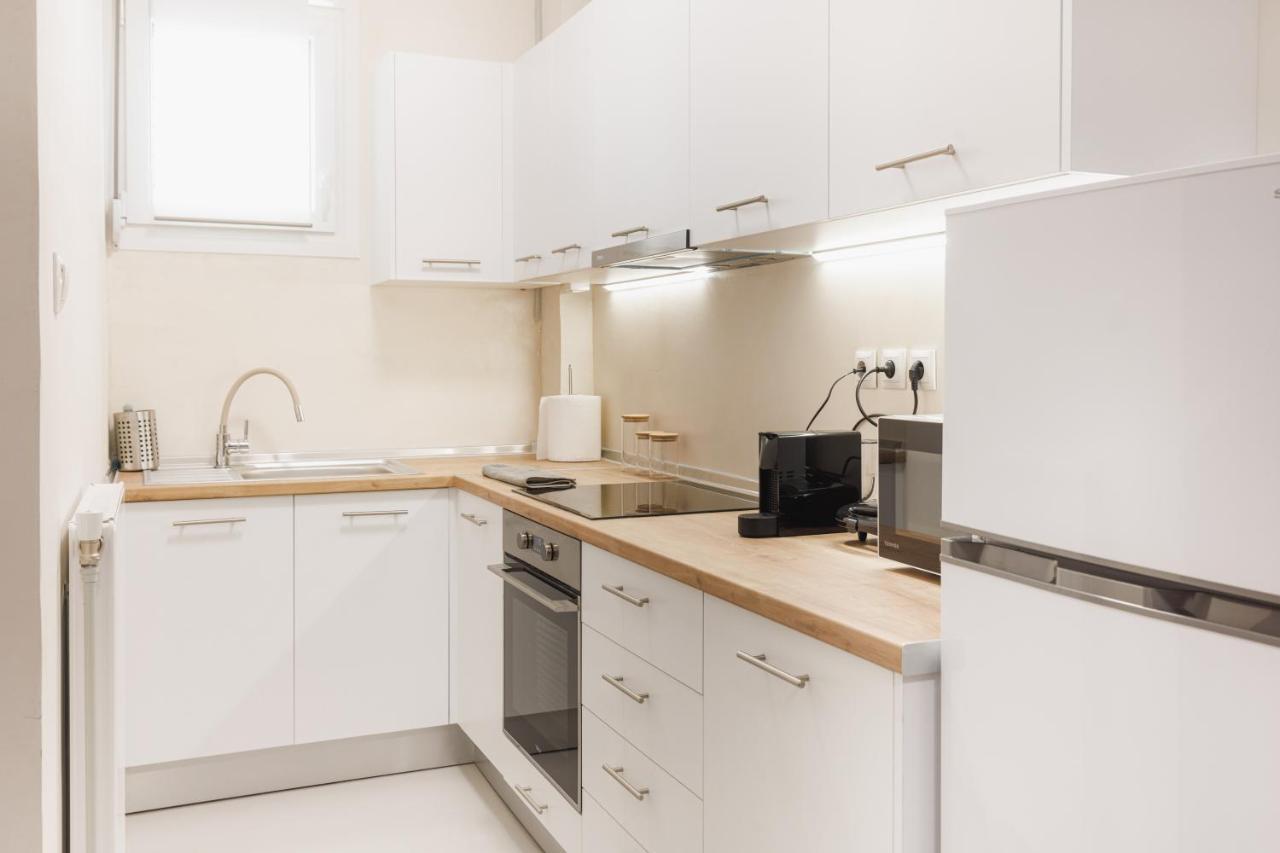 Fully Renovated Luxurious Semi-Basement Studio Athena Bagian luar foto