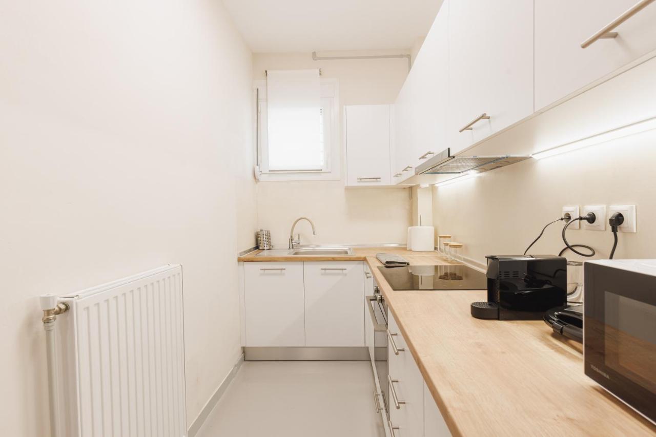Fully Renovated Luxurious Semi-Basement Studio Athena Bagian luar foto